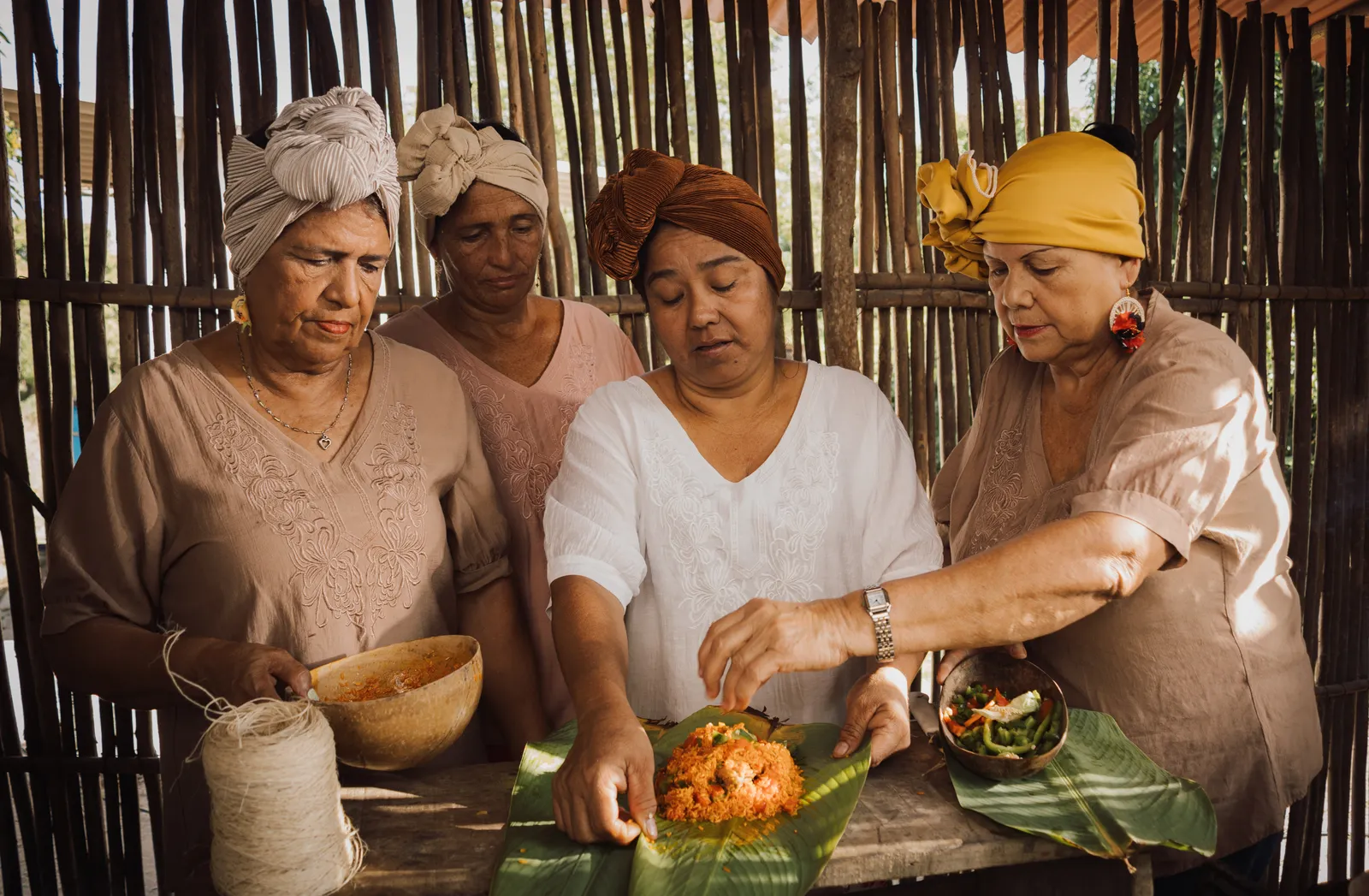 Mujeres preparando alimentos en una cocina tradicional