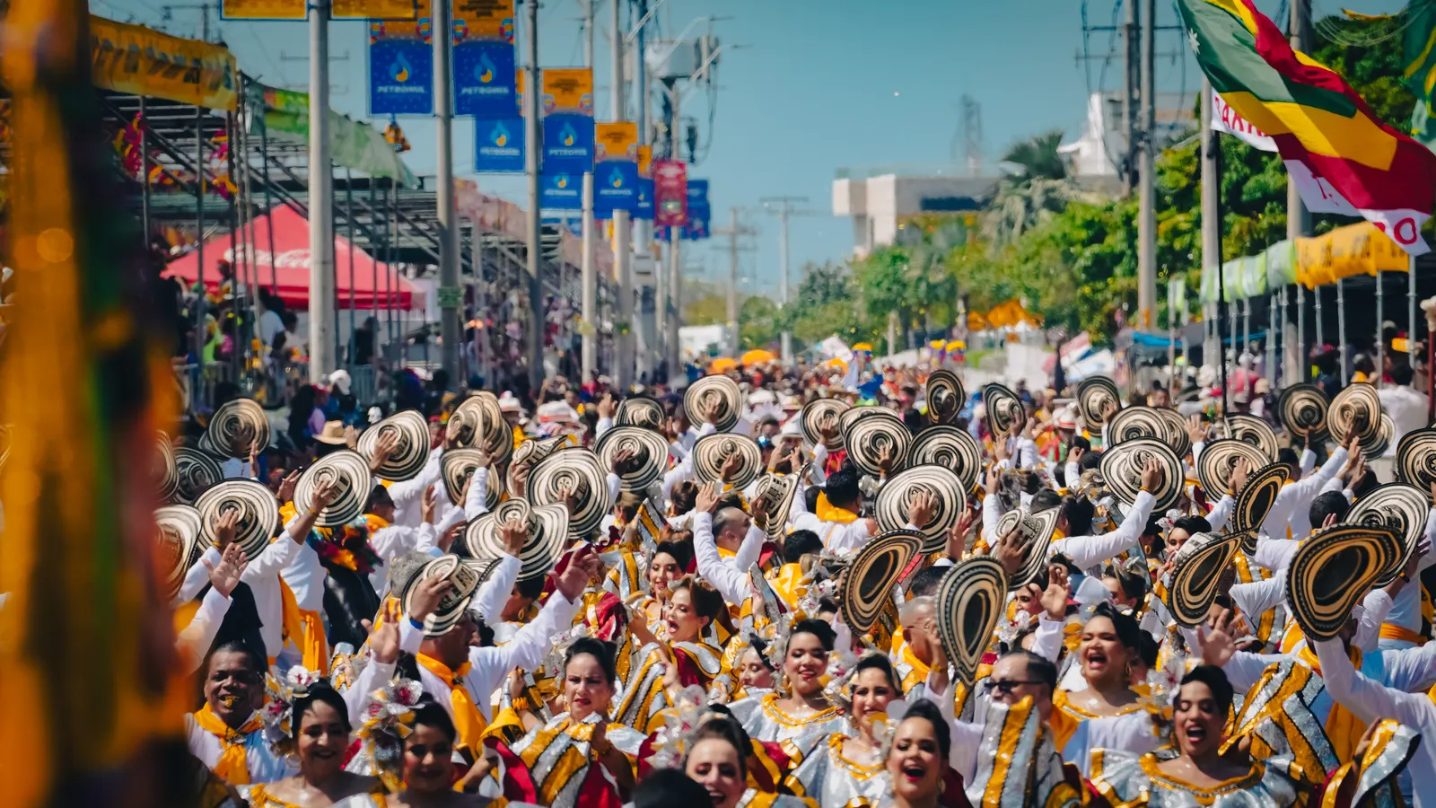 Desfile de Carnaval y sombreros entre el público