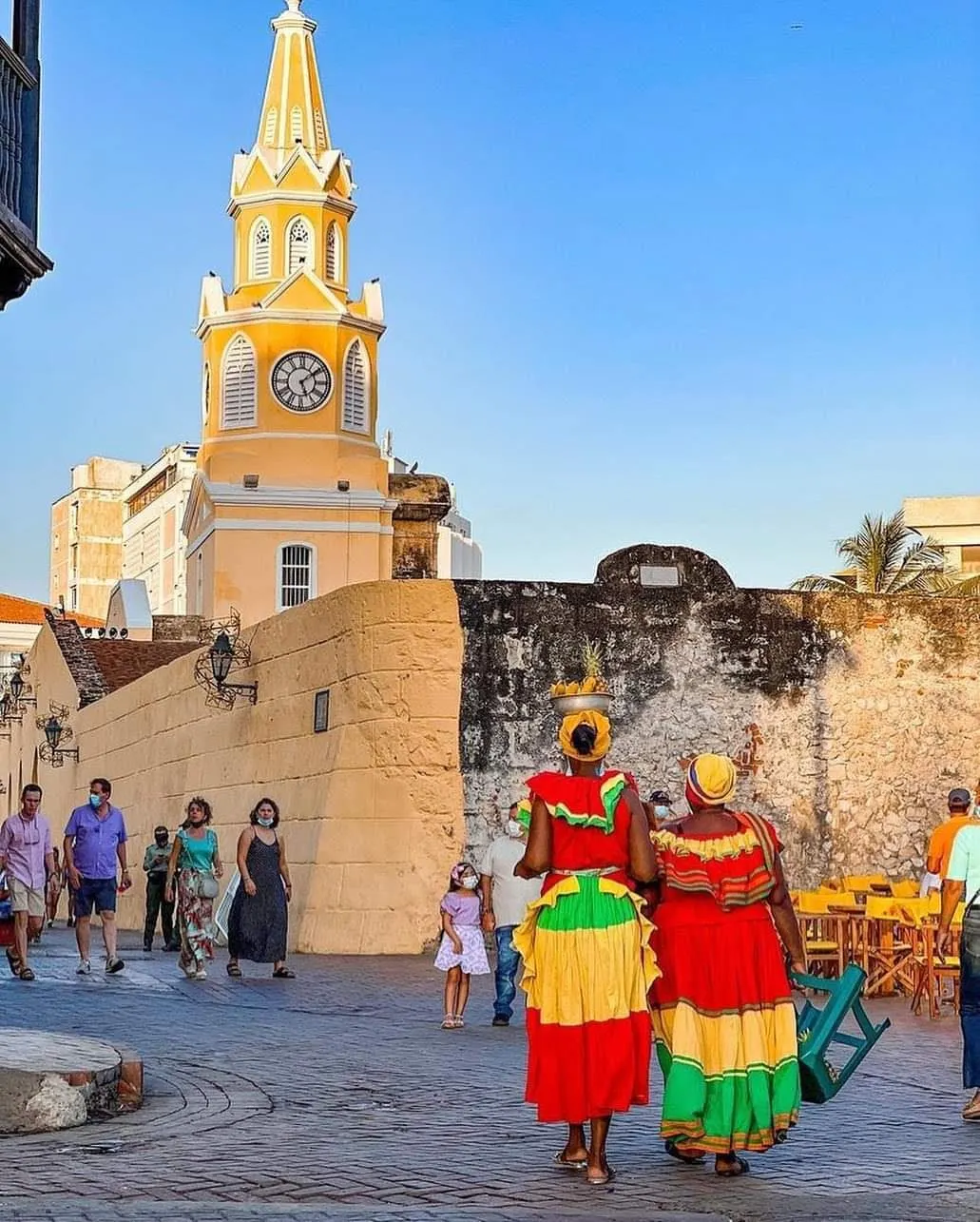 Torre del Reloj y personajes tradicionales de Cartagena
