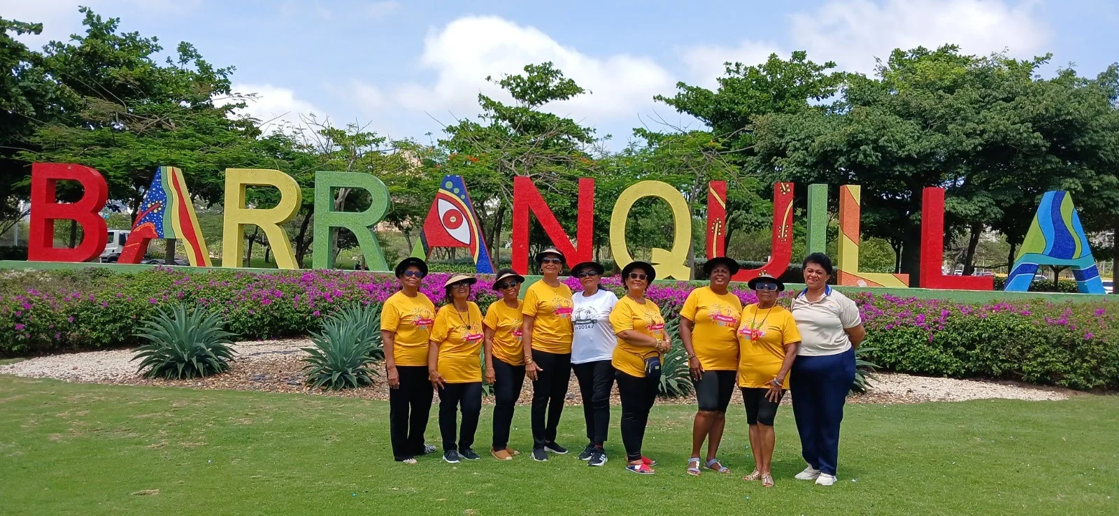 Grupo de viajeras frente a las letras de Barranquilla