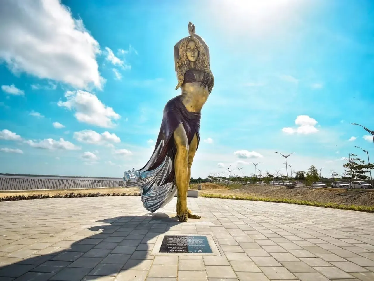 Estatua de Shakira frente al río Magdalena