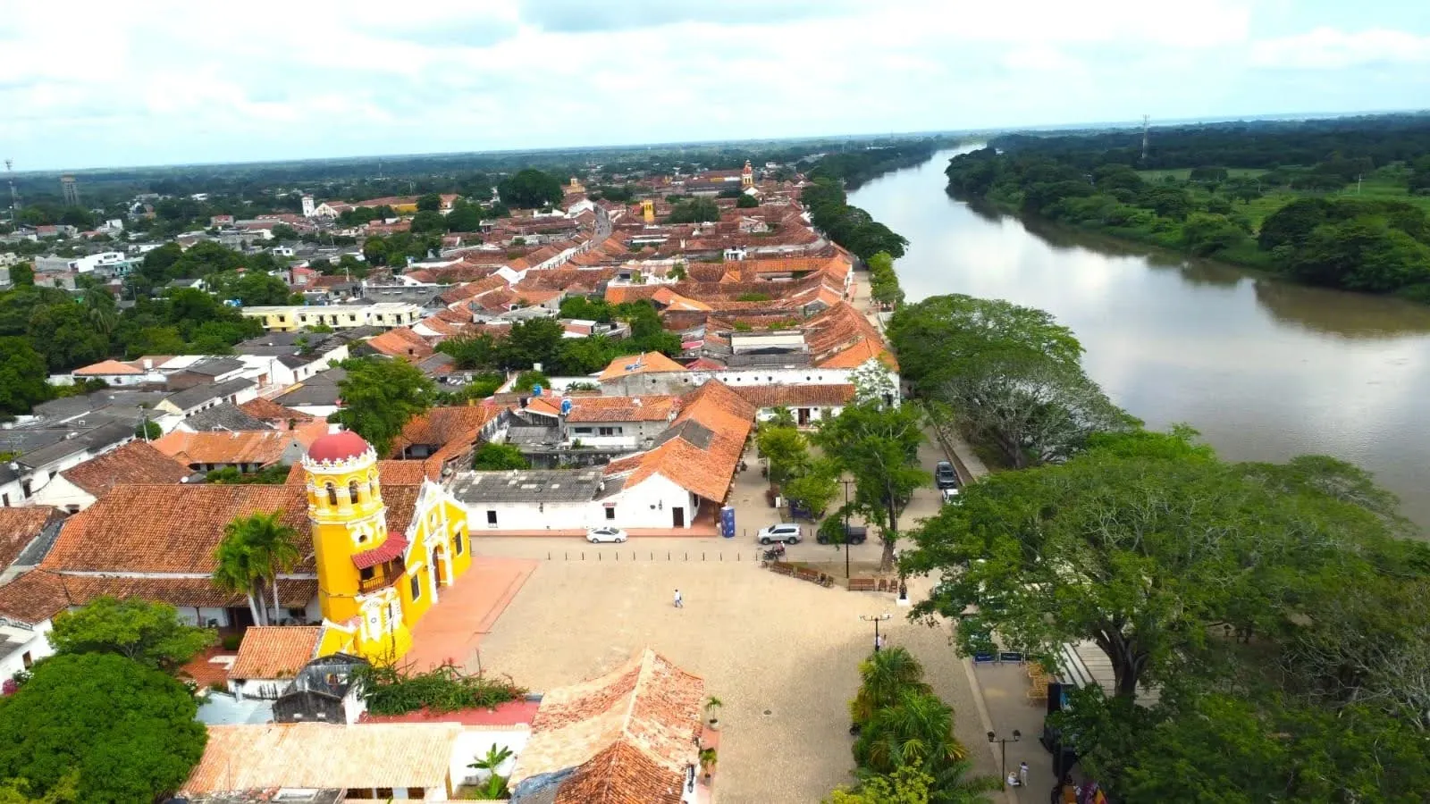 Mompox, sus tejados y el río vistos desde el aire