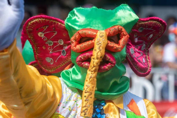 Máscara de marimonda y colores de Carnaval