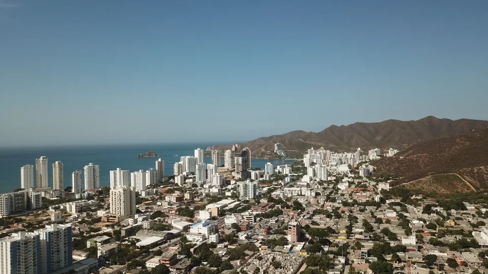 Vista panorámica de la bahía y El Rodadero, Santa Marta, desde Gaira