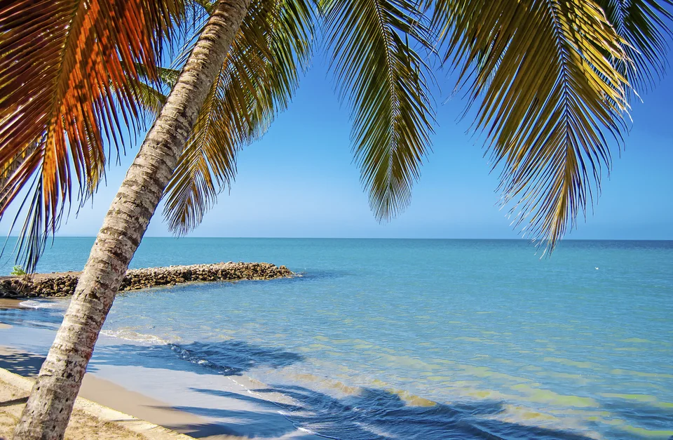 Playa de Tolú, Sucre, con palmeras y mar Caribe