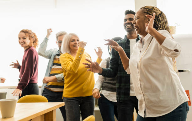 ejecutivos bailando group of multicultural friends meeting at home, partying dancing and enjoying friendship. -focus on african american woman-